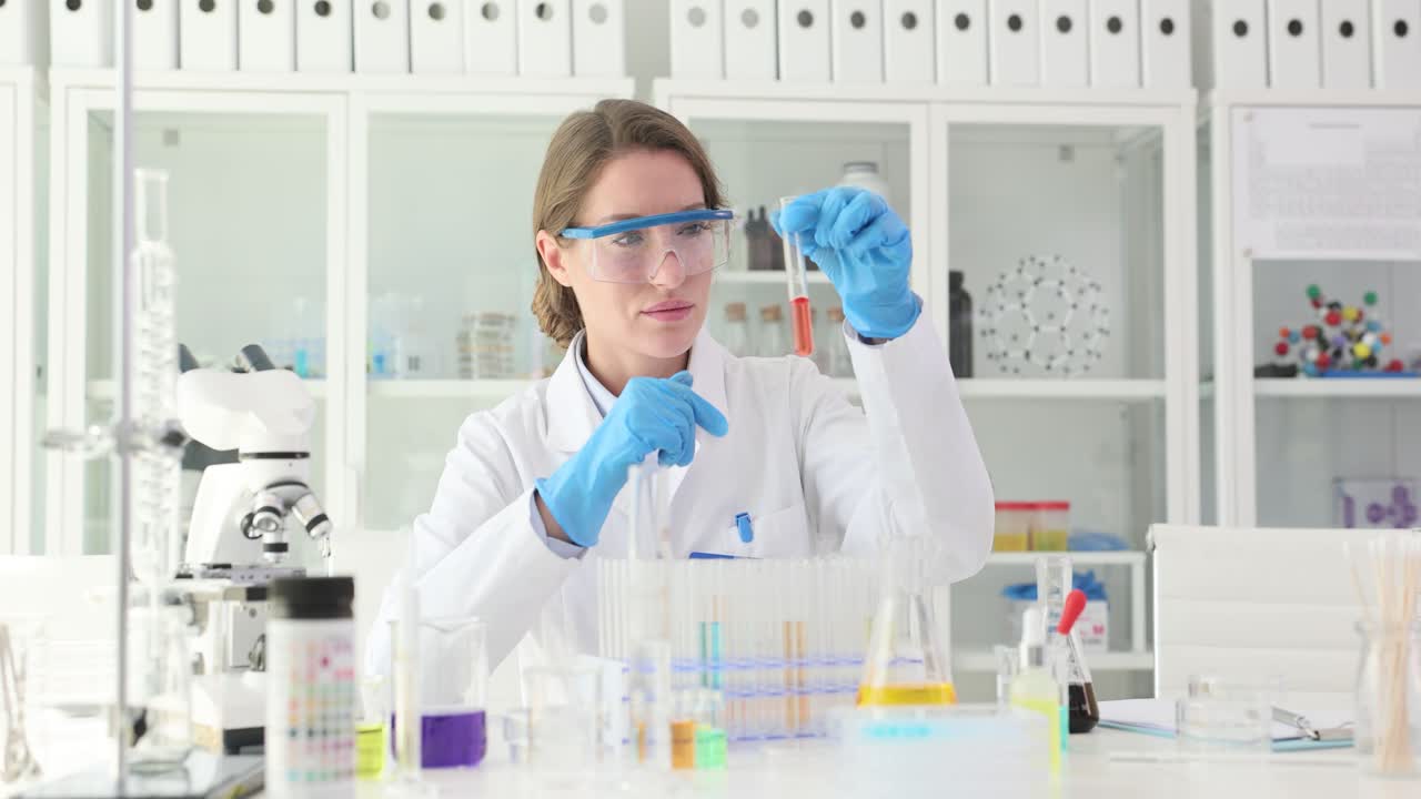 científico que lleva a cabo investigaciones en un laboratorio