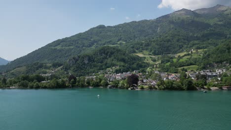 Vista-Del-Lago-En-Gäsi-Betlis,-Walensee-Glarus,-Weesen-Walenstadt,-Suiza--Tiro-Con-Drones