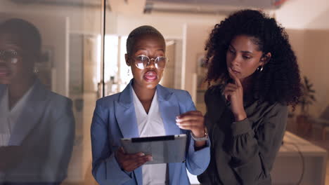 Líder-Empresarial,-Mujer-Negra-En-Una-Tableta-Trabajando