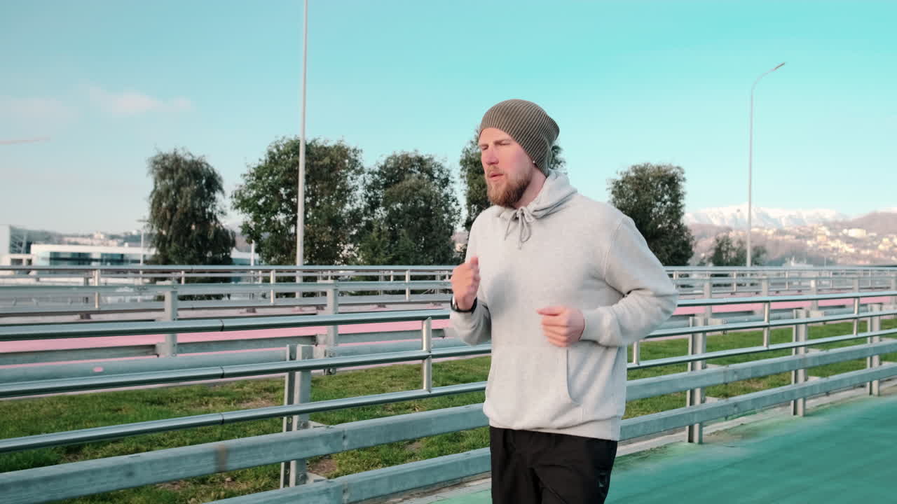 도시 트랙에서 달리는 남자