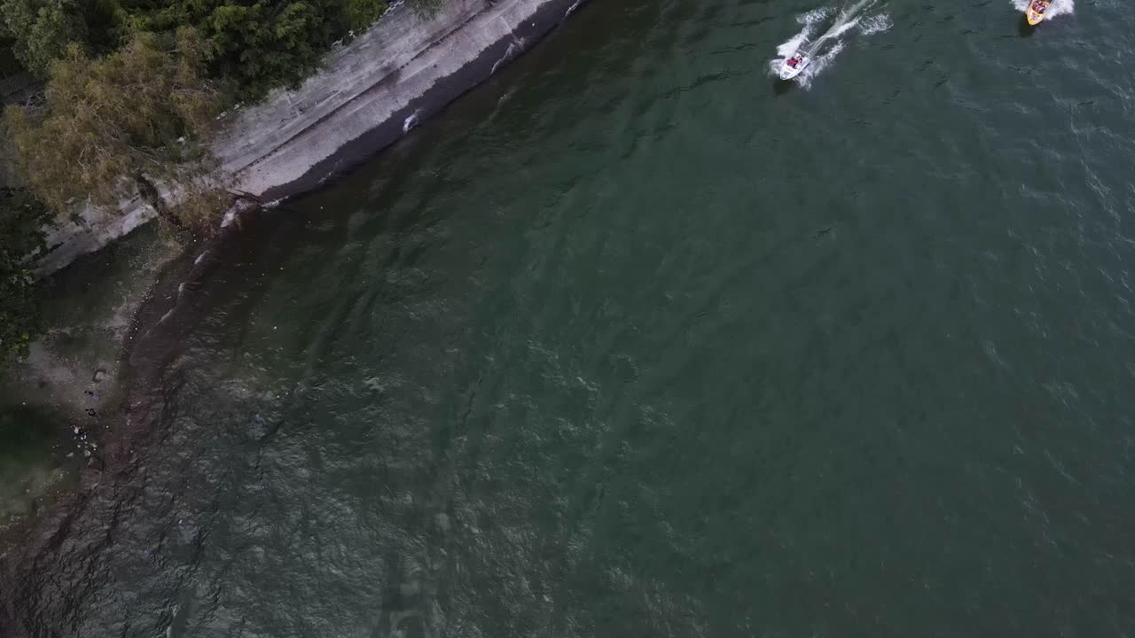 공중에서 볼 때, 배가 빠르게 움직이는 것을 볼 수 있습니다.