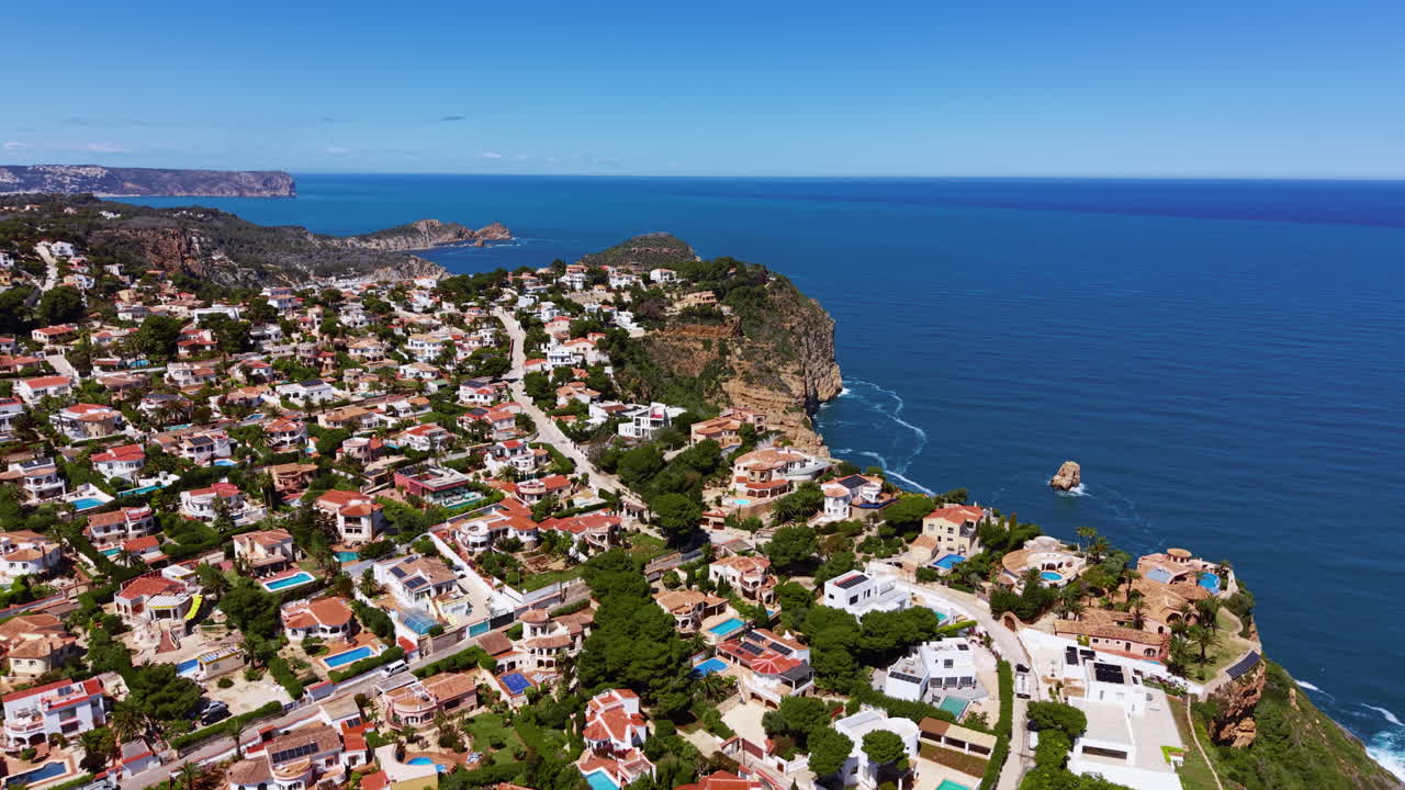 Cabo Marti na Costa Blanca, Espanha, com vilas de luxo, piscinas e jardins exuberantes com vista para o azul profundo do Mar Mediterrâneo e falésias rochosas.