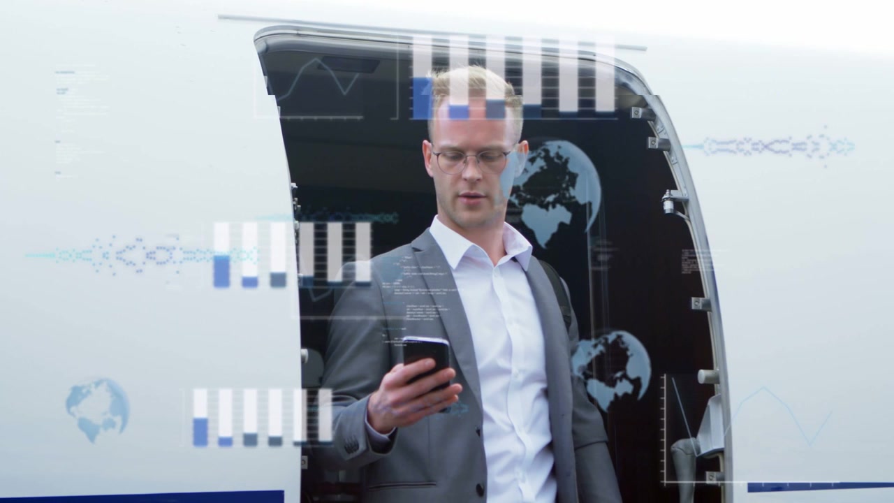 Uomo di mezza età in completo che sale sulla porta di un jet privato, controllando il telefono dopo un avviso, leggendo le sovrapposizioni.