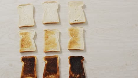 Video-Von-Unterschiedlich-Gebackenen-Toasts-Von-Oben-Auf-Einer-Holzarbeitsplatte