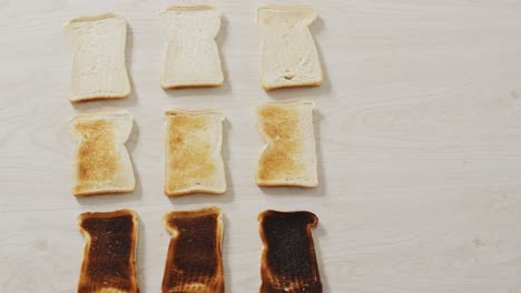 video de tostadas horneadas de manera diferente viendo desde arriba en una encimera de madera