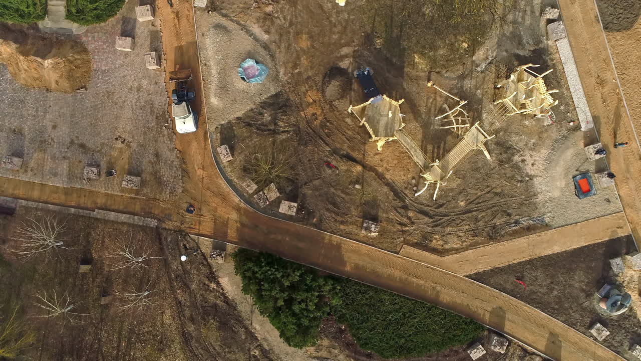 строительная площадка для парка и игровой площадки - прямо вниз воздушное наблюдение