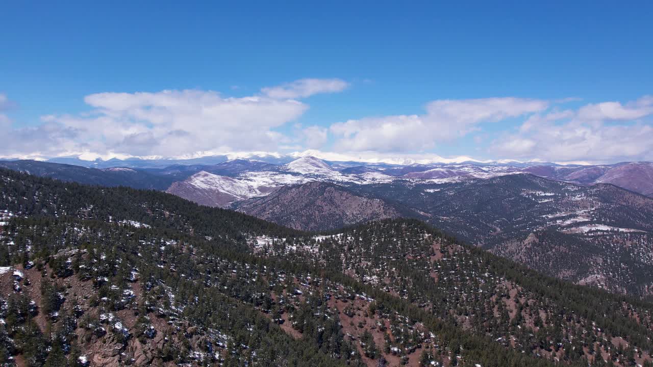 Bellissime montagne innevate del Colorado in primavera.