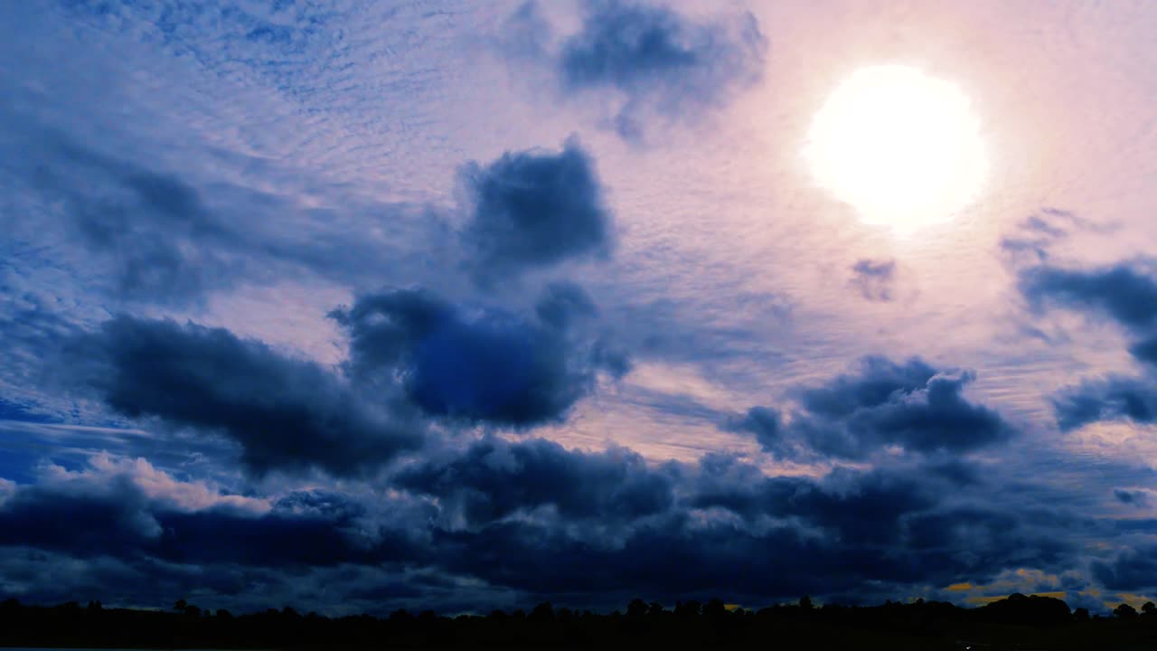 estos dramáticos lapsos de tiempo del cielo con videos de sol son adecuados para proyectos de uso múltiple, inserte su título, mensaje o logotipo
