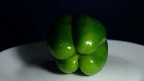 girando alrededor revelando este pimienta verde saludable listo para ser cortado para agregar en una ensalada