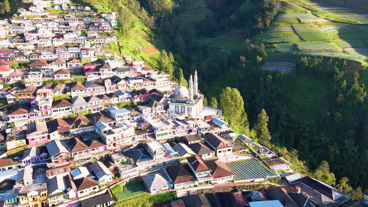 Ilmakuva värikkäästä indonesialaisesta Butuh Nepal Van Javan kylästä, jota auringonvalo valaisee