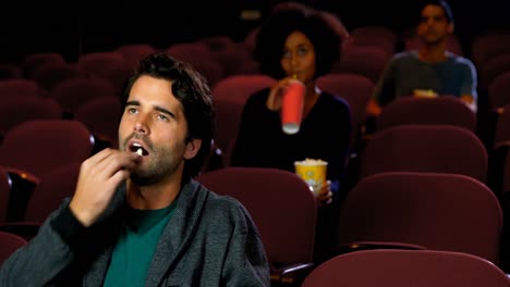 gente viendo películas en 4k