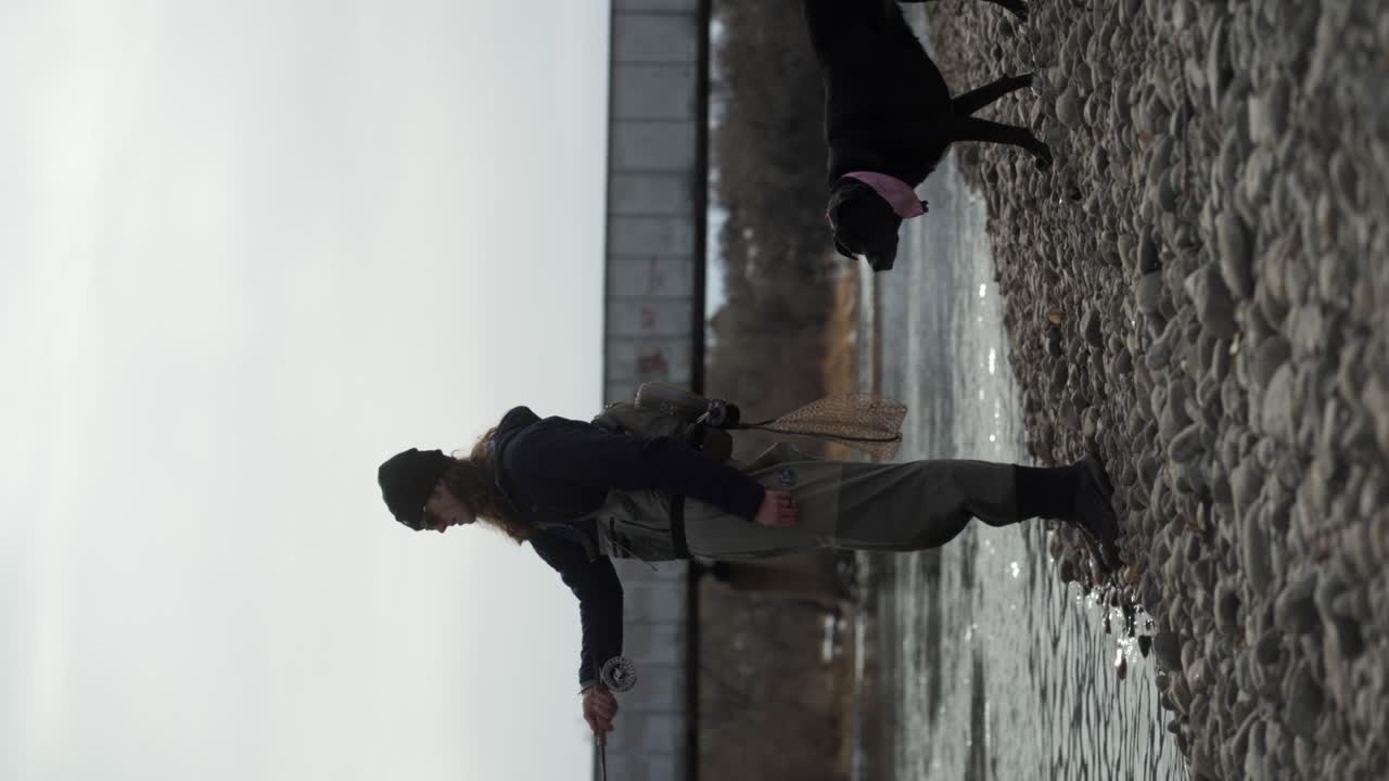 수직: 가을 고 있는 남자, 개와 함께 강에서 시를 하는 사람