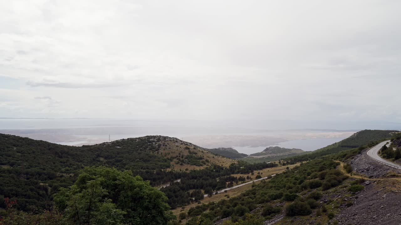 video timelapse de croacia, velebit, punto de observación de kubus ura con el impresionante mar adriático y el archipiélago en el fondo