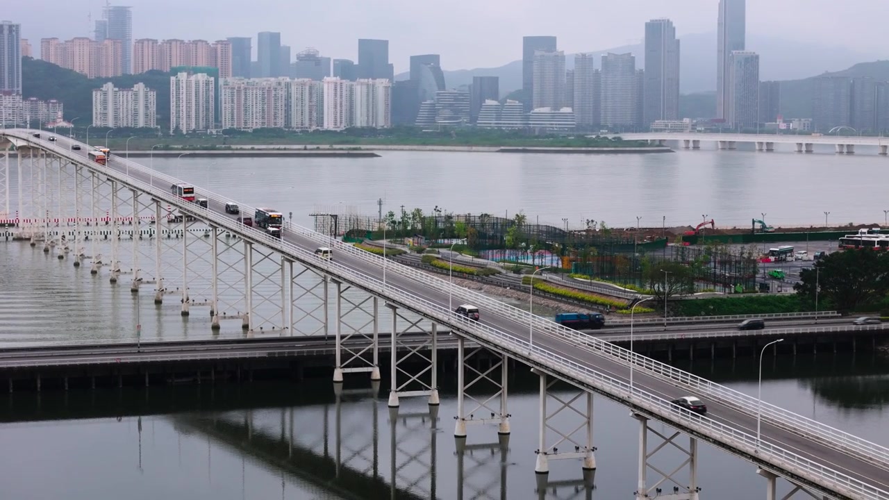 Primo piano del Ponte Governador Nobre de Carvalho. Paesaggio urbano di Macao sullo sfondo