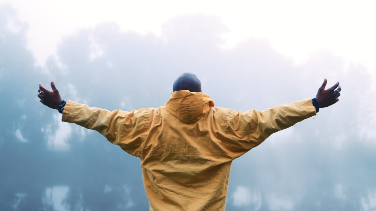 hombre, libertad y armas levantadas al aire libre en la naturaleza para