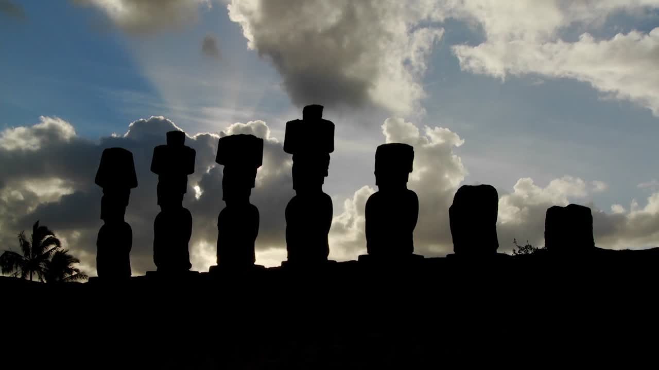 구름은 이스터 섬의 놀라운 동상에 신비의 공기를 빌려줍니다.