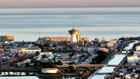 Ciudad-Costera-De-Palavas-les-flots-Brillando-Bajo-El-Sol,-Mostrando-Urbano