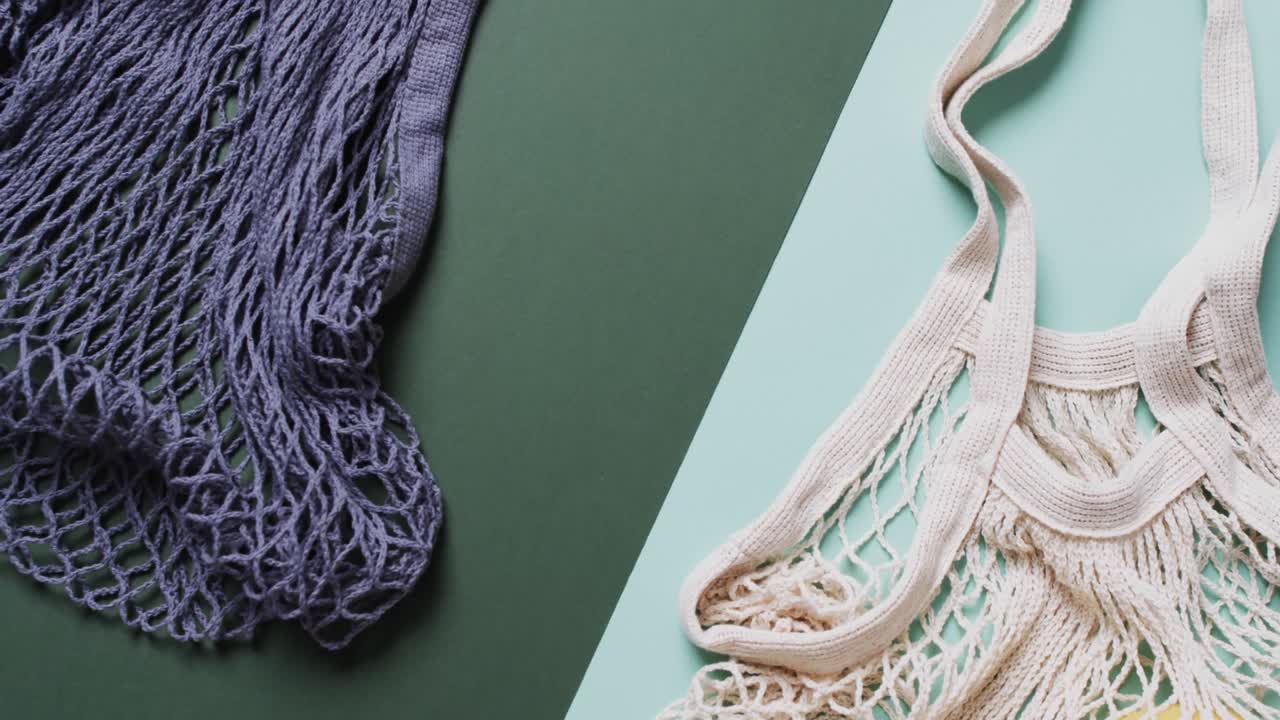 파란색과  ⁇ 색의 가방의 비디오와 녹색과 파란색 배경의 복사 공간