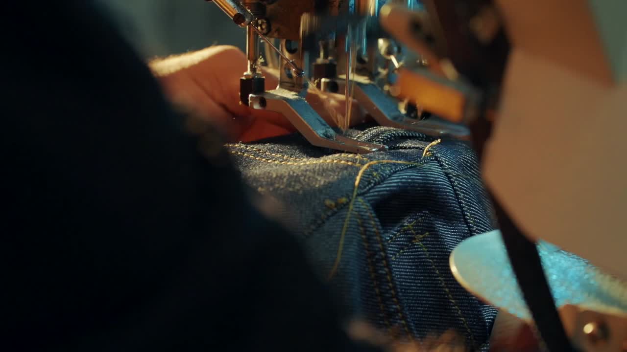 imagen detallada de la costura de jeans en la fábrica de producción de jeans