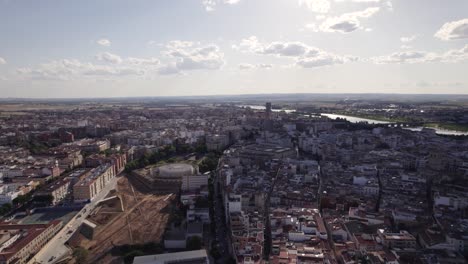 amplia vista aérea del paisaje urbano de badajoz y el río guadiana al anochecer