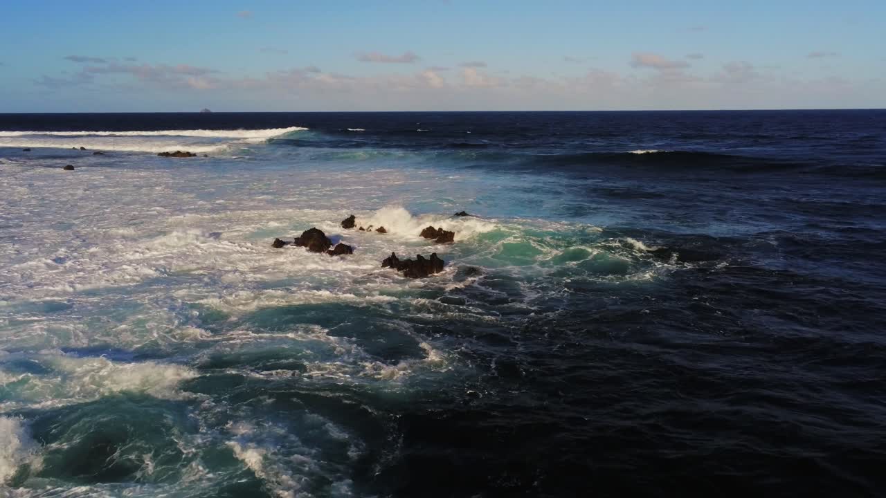 poderosas olas oceánicas golpeando la costa rocosa cerca de la isla de lanzarote