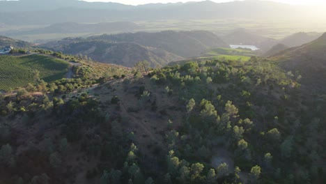 Toma-Aérea-Al-Atardecer-De-Montañas-Exuberantes-Verdes-En-El-Valle-De-Napa