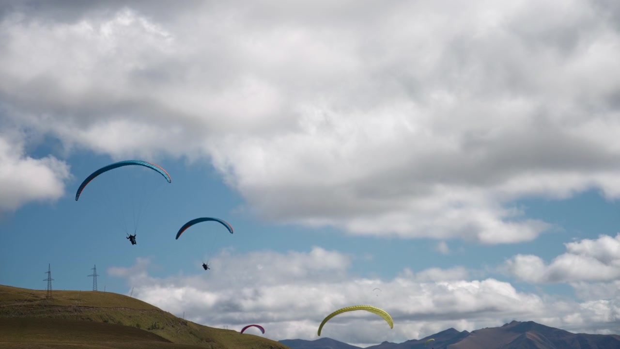 Gruppe av paraglidingutøvere