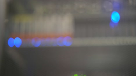 fondo borroso de las luces led de los equipos de telecomunicaciones de servidor, primer plano abstracto