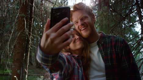 Paar-Macht-Selfie-Mit-Dem-Handy.-Frau-Und-Mann-Lächeln-In-Die-Telefonkamera