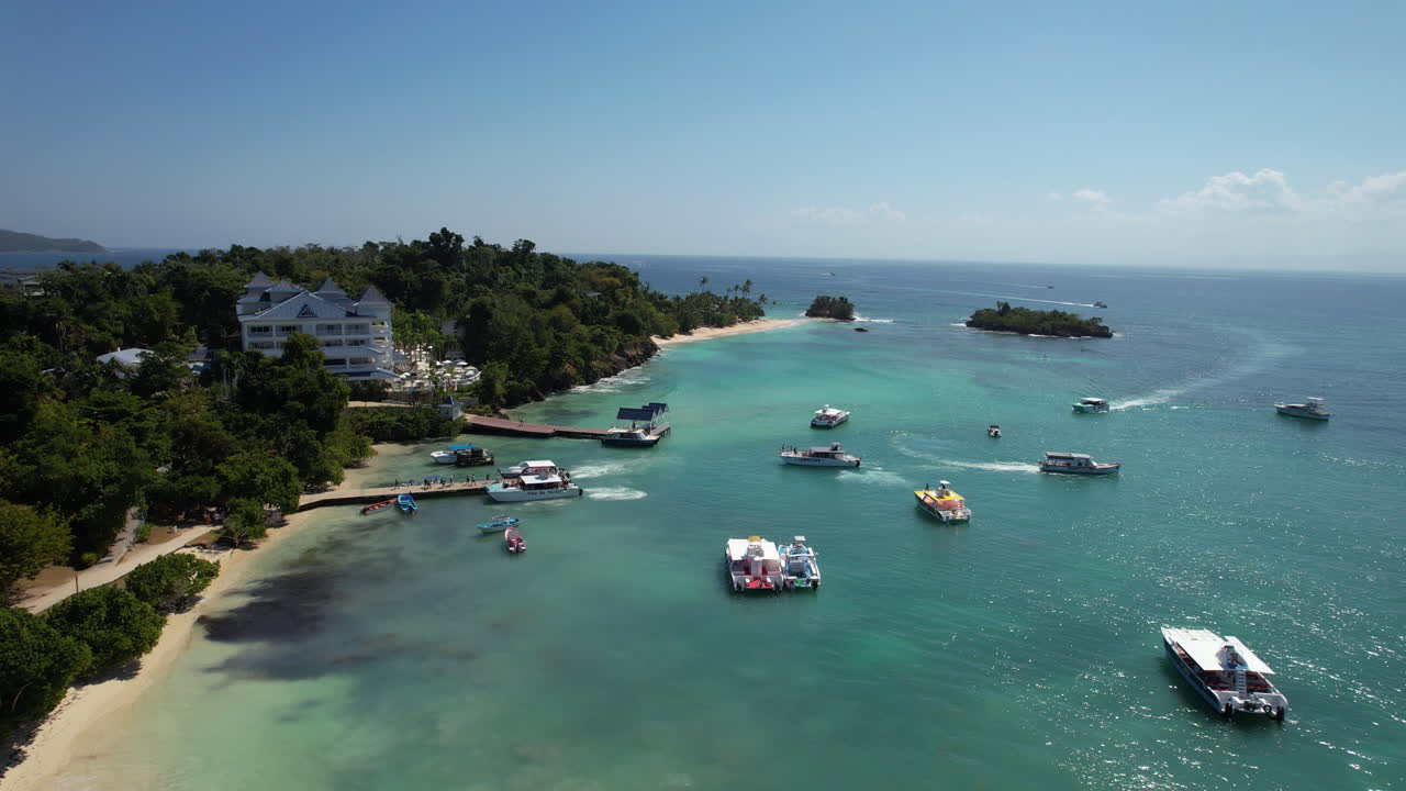 Vista aerea di un molo con barche su un'isola caraibica, edificio e alberi, Cayo Levantado, Repubblica Dominicana