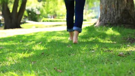 Mujer-Caminando-Descalza-Sobre-La-Hierba