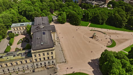 Oslo-Norway-V41-Drohne-Aus-Der-Vogelperspektive-Fliegt-Um-Den-Königlichen-Palast-Und-Den-Slottsplassen-Platz-Herum-Und-Erfasst-Das-Umliegende-Stadtbild-In-Den-Vierteln-Uranienborg-Und-Frogner-–-Aufgenommen-Mit-Mavic-3-Cine-–-Juni-2022