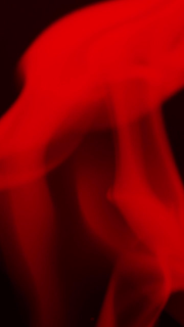 Vero fumo rosso su sfondo nero