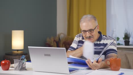 trabajador de oficina en casa anciano mirando archivos de papeleo.