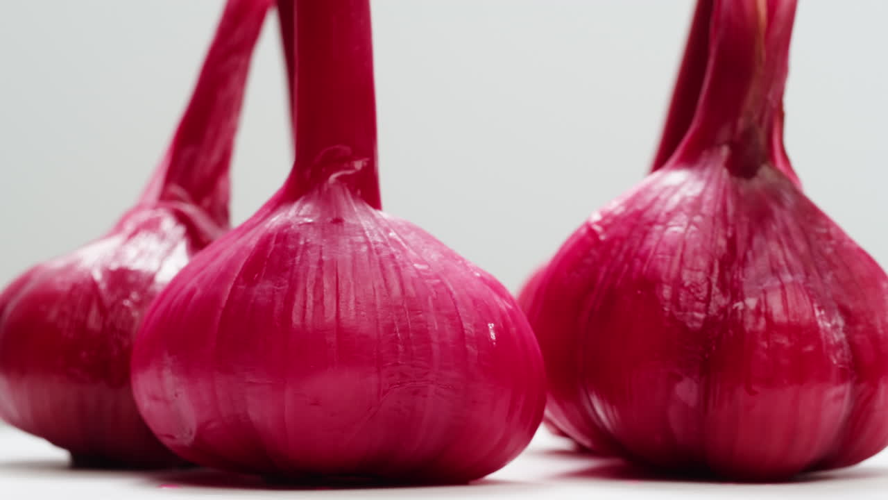 ajo entero fermentado, verduras encurtidas fermentadas. imágenes de alta calidad en 4k