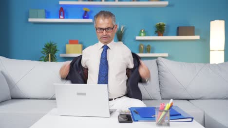 El-Hombre-Trabajador-De-Oficina-En-Casa-Se-Está-Asfixiando-Por-El-Clima-Cálido.