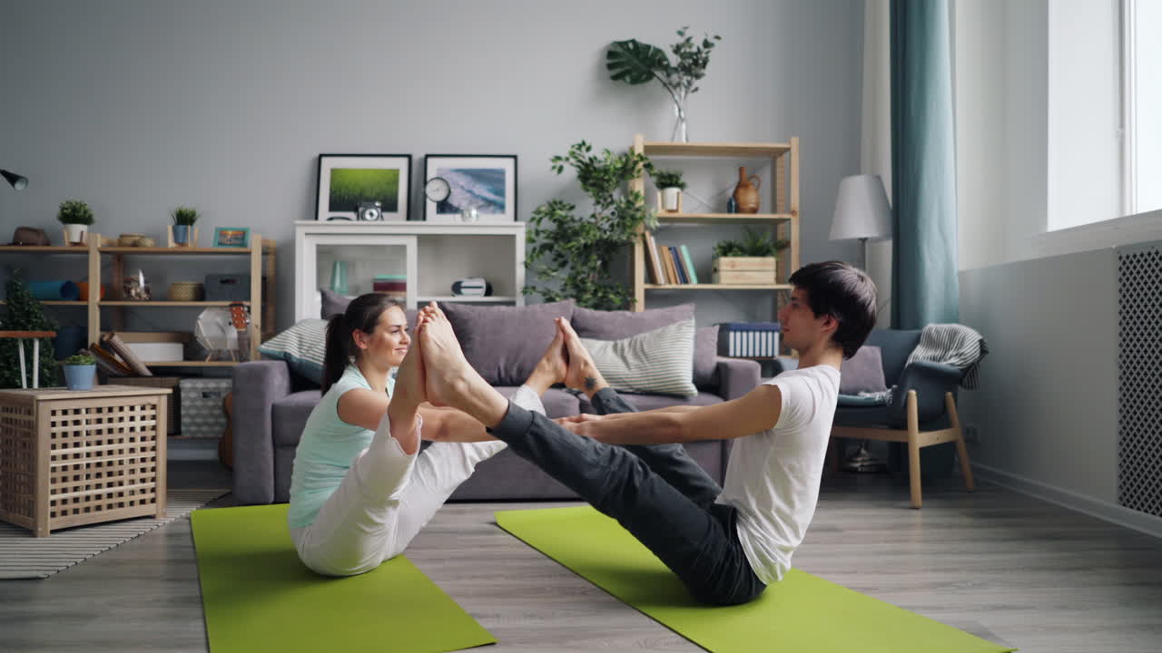 집 에서 요가 를 연습 하는 부부