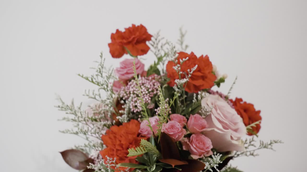 Movimento ascendente che mostra i fiori che tradizionalmente rappresentano l'amore e il romanticismo