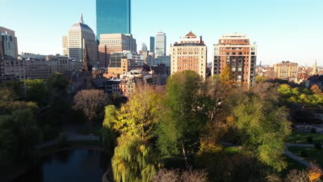 Jardín-Público-De-Boston-En-El-Centro,-Antena-Que-Se-Eleva-Sobre-El-Paisaje-De-La-Ciudad-En-La-Fría-Mañana-De-Invierno