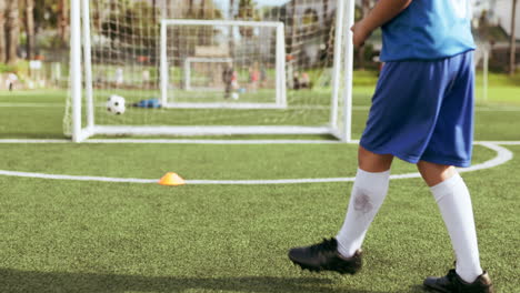 Piernas-De-Futbolista,-Portería-Y-Tiro-Infantil-Deportivo.