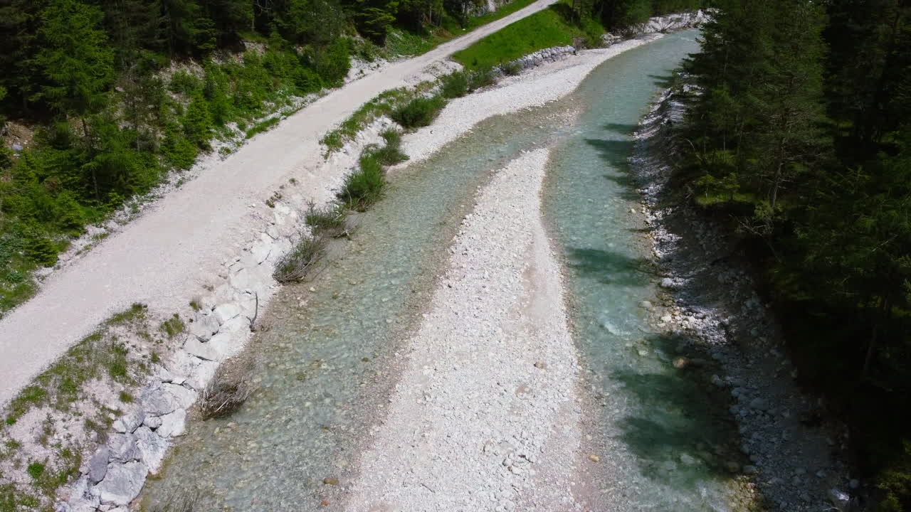 pequeño arroyo de agua dulce el día de verano en un exuberante bosque verde durante el verano, aéreo