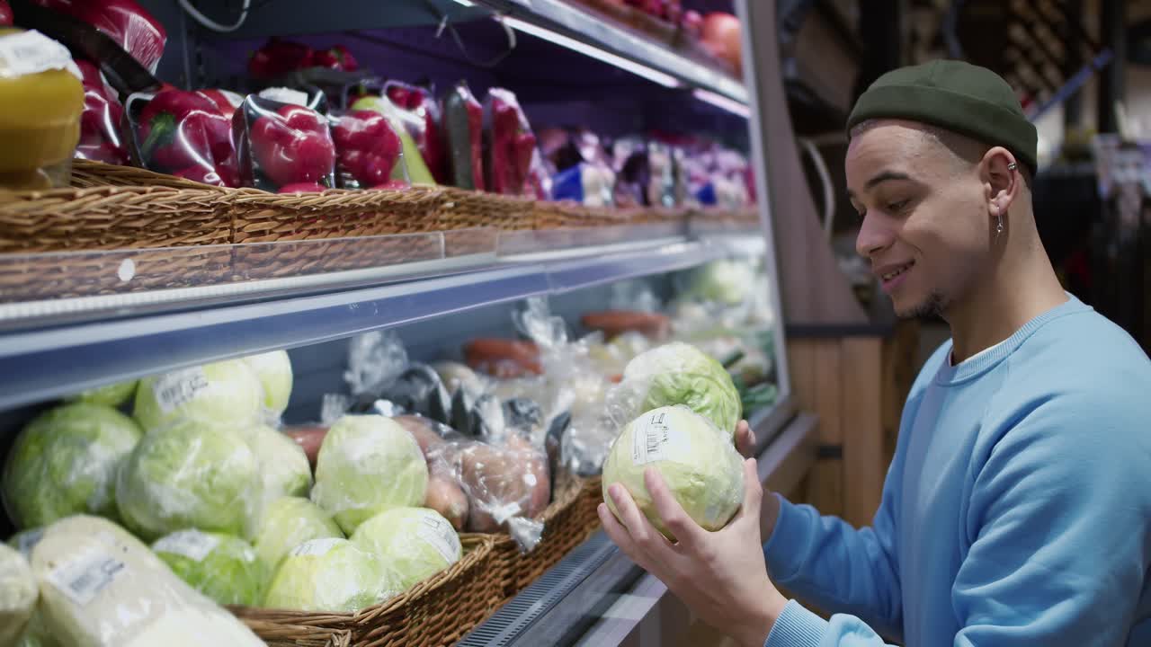 슈퍼마켓 에서 올바른 제품 을 선택 하는 사람