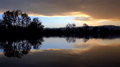 Reflejo-De-Nubes-De-Colores-Sobre-La-Superficie-Del-Lago