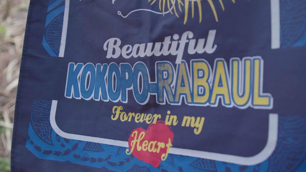 라바울의 2차 세계대전 바지선 터널 입구 시장에서 현지인이 판매하는 현지 인쇄 가방