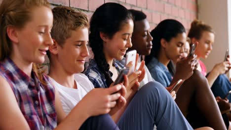 grupo de amigos de la escuela usando teléfono móvil 4k