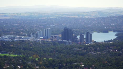 vista panorámica desde la torre telstra del lago ginninderra en el distrito de belconnen en el territorio de la capital australiana