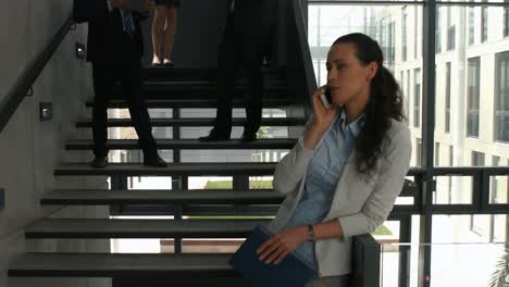 mujer de negocios, hablar teléfono móvil