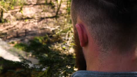 por encima del hombro, vista posterior de la cabeza del hombre con quemaduras solares