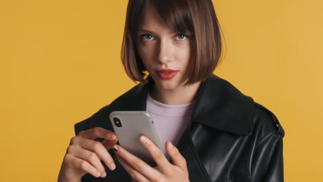 Mujer-Joven-Mirando-El-Teléfono-Y-Sonriendo