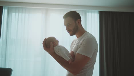 padre y bebé recién nacido